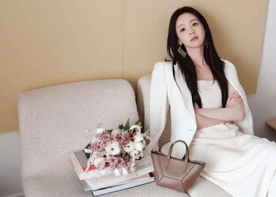 4k室内壁纸 - 沙发 - 花束 - 女明星「哲风壁纸」 4k室内壁纸 - 沙发 - 花束 - 女明星「哲风壁纸」