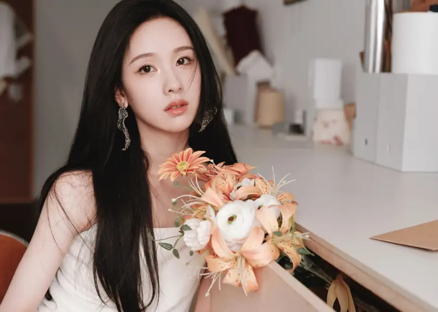 4k室内壁纸 - 耳环 - 长发 - 鲜花「哲风壁纸」 4k室内壁纸 - 耳环 - 长发 - 鲜花「哲风壁纸」