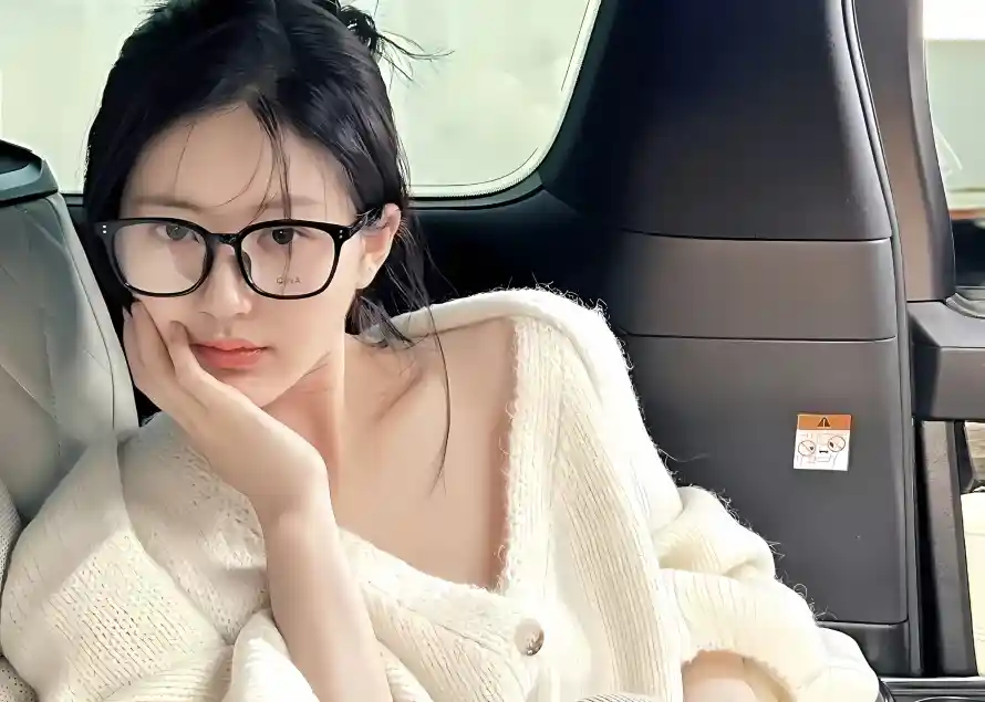 2k时尚壁纸-赵露思 - 毛衣-白色毛衣壁纸推荐「哲风壁纸」