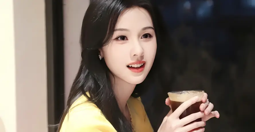 4k咖啡壁纸 - 红唇 - 长发 - 陈都灵「哲风壁纸」 4k咖啡壁纸 - 红唇 - 长发 - 陈都灵「哲风壁纸」