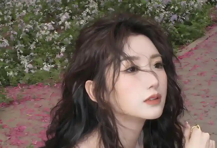 4k卷发壁纸 - 花丛 - 花瓣 - 露肩「哲风壁纸」 4k卷发壁纸 - 花丛 - 花瓣 - 露肩「哲风壁纸」