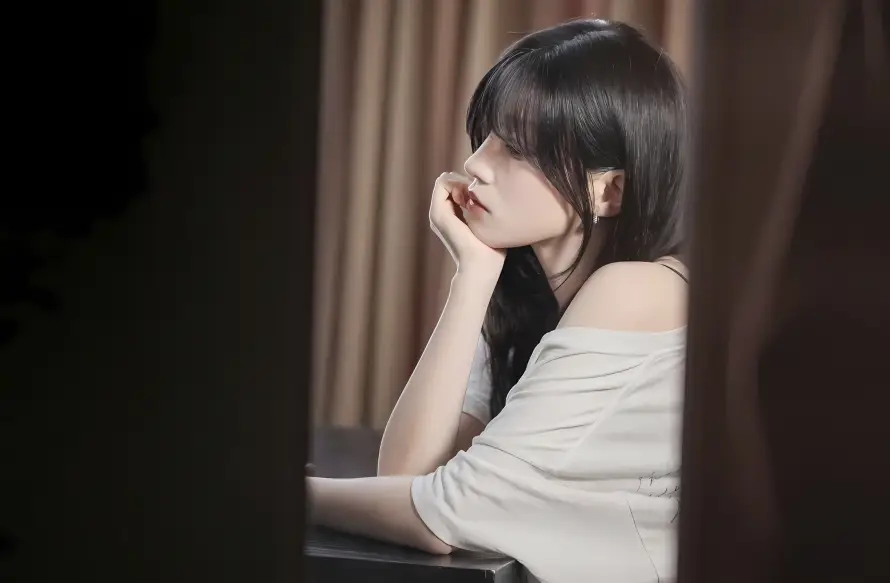 4k室内壁纸 - 托腮 - 白衣 - 美女「哲风壁纸」