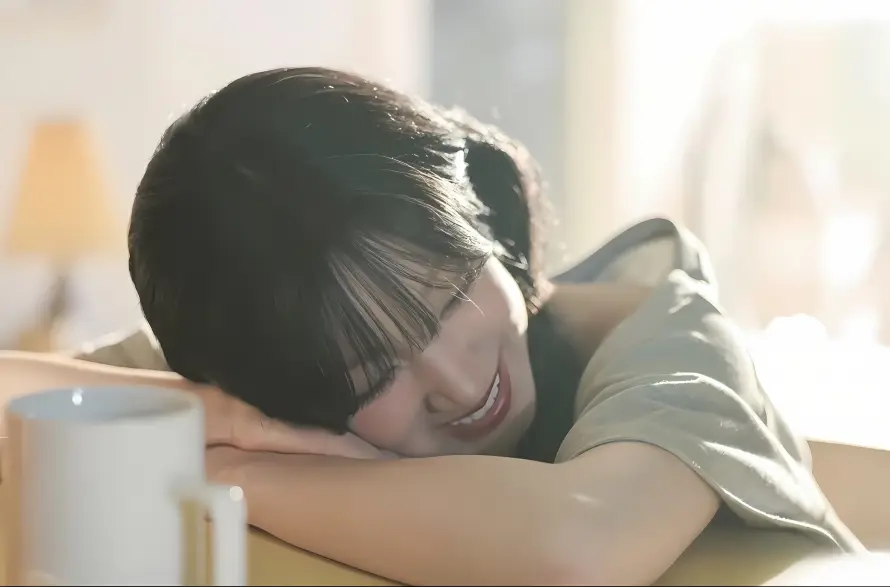 4k室内壁纸 - 微笑 - 托腮 - 杯子「哲风壁纸」