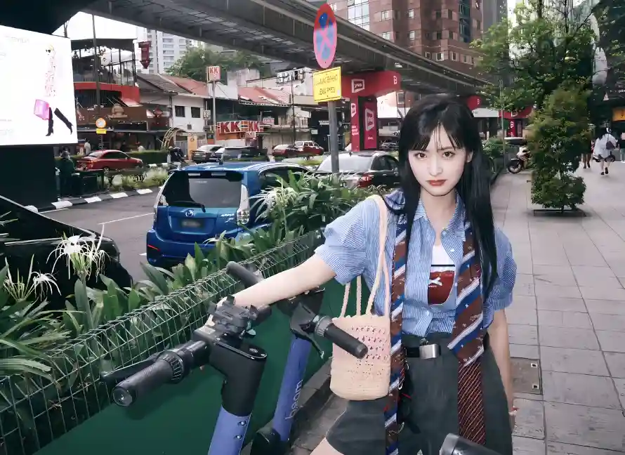 4k时尚壁纸 - 沈月 - 绿植 - 街头「哲风壁纸」