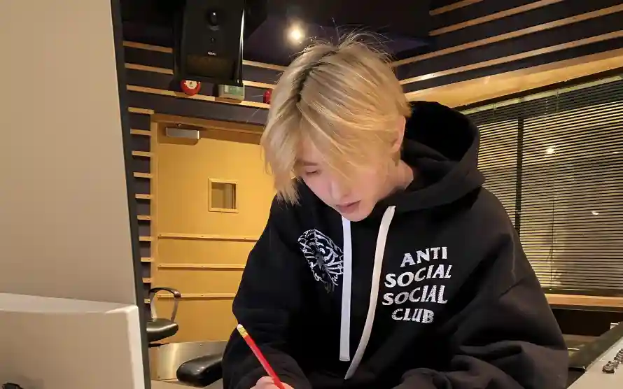 2k卫衣壁纸-录音室壁纸和执笔-时尚穿搭免费下载「哲风壁纸」