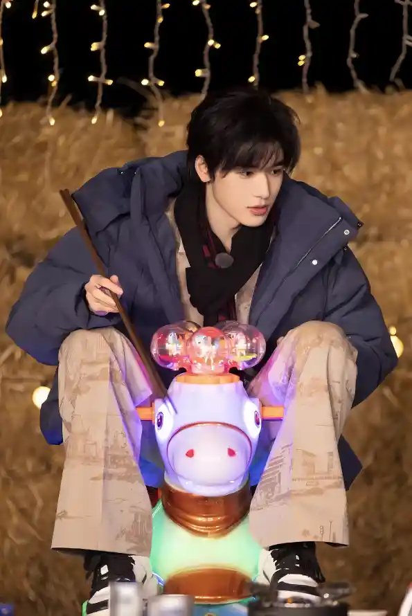 4k卡其裤壁纸 - 宋亚轩 - 摇摇车 - 干草背景「哲风壁纸」