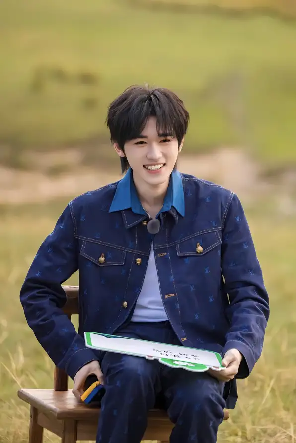 4k微笑壁纸 - 户外 - 草地 - 宋亚轩「哲风壁纸」