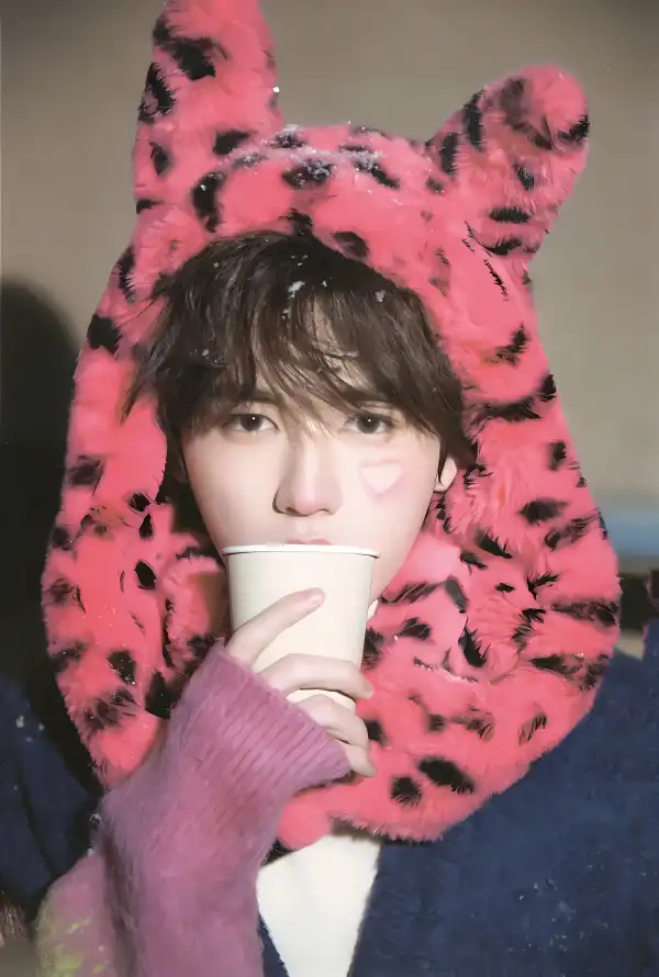 4k可爱壁纸 - 宋亚轩 - 拿杯子 - 粉色手套「哲风壁纸」