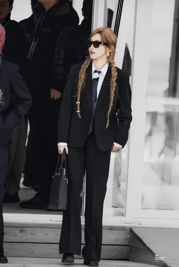 4k西装壁纸 - 墨镜 - 手提包 - 麻花辫「哲风壁纸」