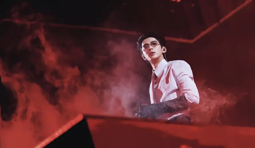 4k烟雾壁纸 - 舞台 - 演唱会 - 王鹤棣「哲风壁纸」