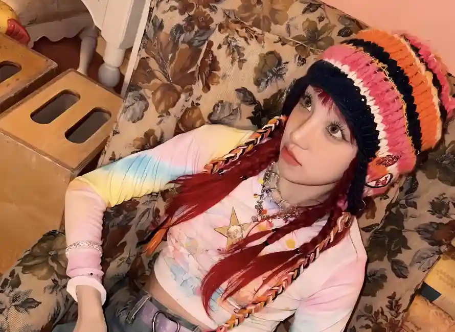 2k红发壁纸-宋雨琦 - 个性穿搭-扎染上衣「哲风壁纸」