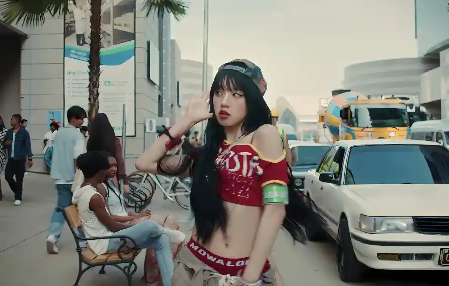 4k红衣壁纸 - 街头 - 宋雨琦 - 牛仔裤「哲风壁纸」