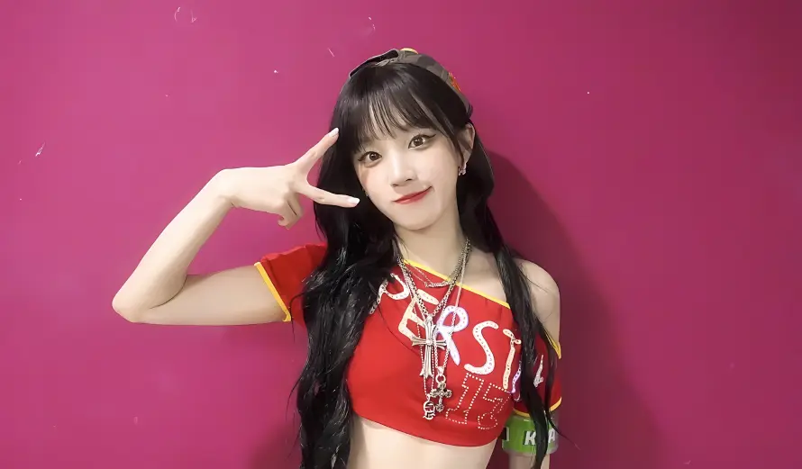 4k宋雨琦壁纸 - 露肩装 - 比耶手势 - 粉色背景「哲风壁纸」