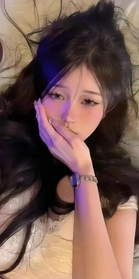 4k卧姿壁纸 - 手链 - 美女 - 长发「哲风壁纸」