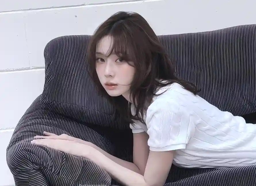 4k沙发壁纸 - 清冷 - 趴姿 - 金玟庭「哲风壁纸」 4k沙发壁纸 - 清冷 - 趴姿 - 金玟庭「哲风壁纸」