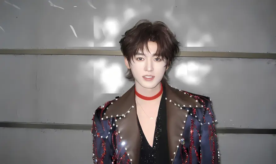 4k宋亚轩壁纸 - 红项圈 - 时尚造型 - 明星写真「哲风壁纸」 4k宋亚轩壁纸 - 红项圈 - 时尚造型 - 明星写真「哲风壁纸」