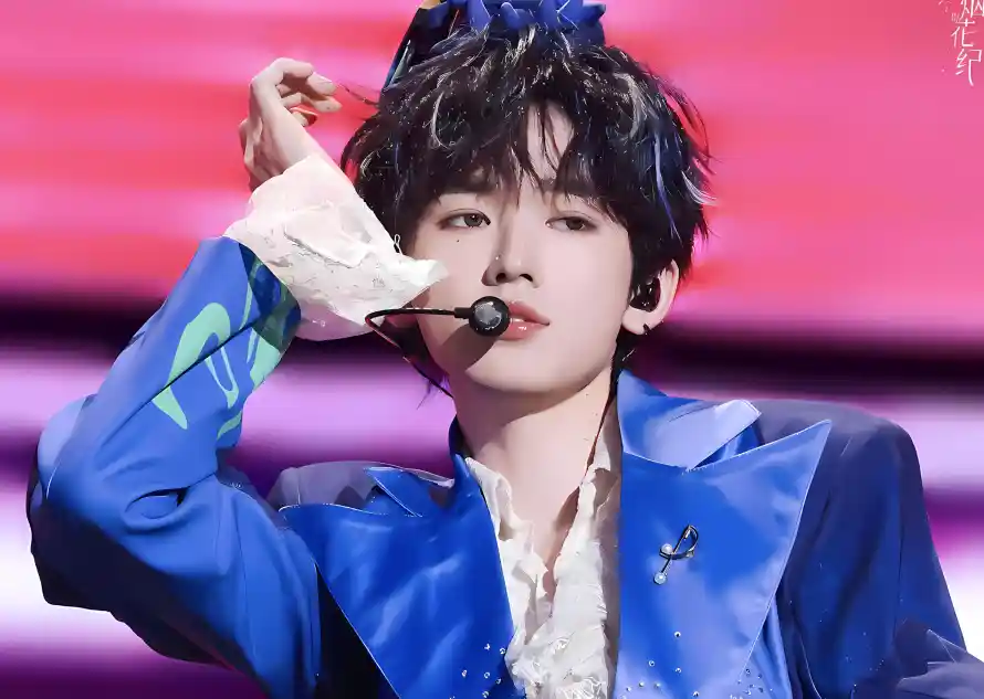 4k宋亚轩壁纸 - 麦克风 - 白色内搭 - 舞台表演「哲风壁纸」 4k宋亚轩壁纸 - 麦克风 - 白色内搭 - 舞台表演「哲风壁纸」