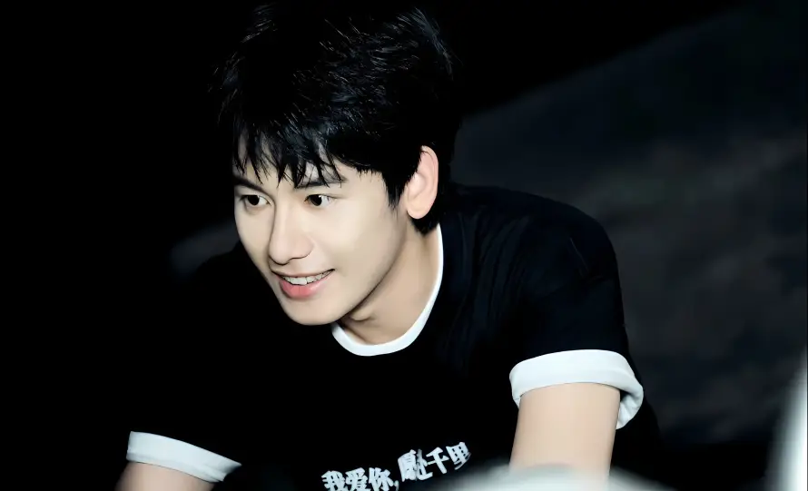 2k微笑壁纸-休闲装和明星-暗色背景壁纸推荐「哲风壁纸」