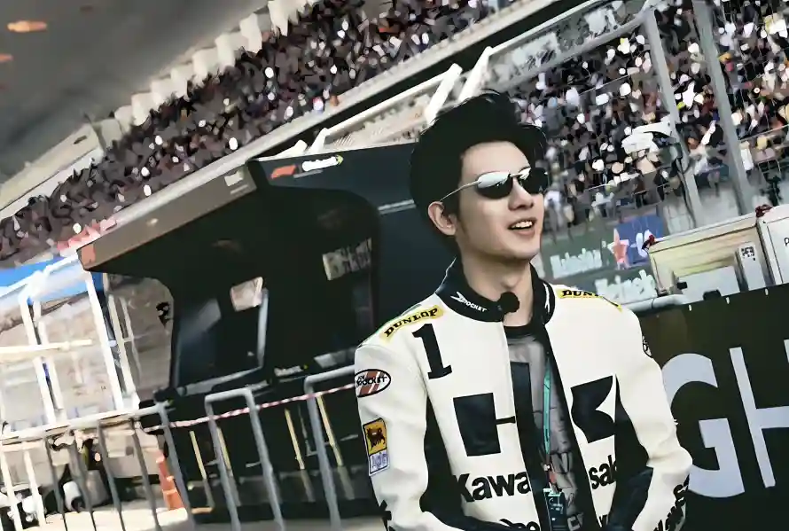 4k墨镜壁纸 - 胡先煦 - 观众席 - 赛车场「哲风壁纸」