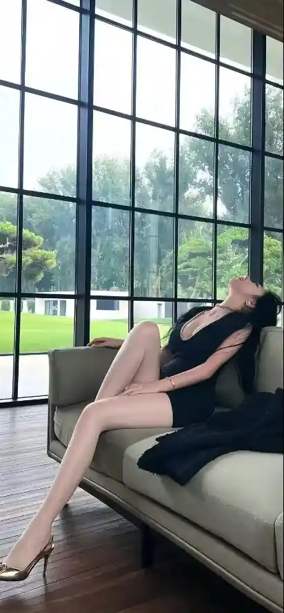 4k室内壁纸 - 沙发 - 美女 - 黑衣「哲风壁纸」