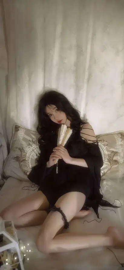 4k坐姿壁纸 - 床上 - 性感 - 枕头「哲风壁纸」