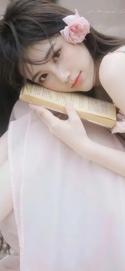 4k温柔壁纸 - 美女 - Ios - 手持书本「哲风壁纸」