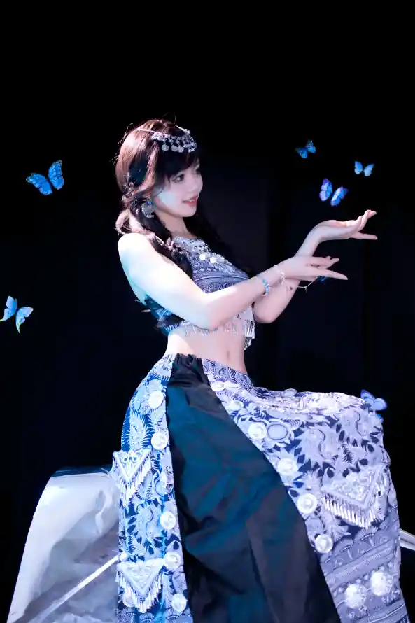 4k美女壁纸 - 舞蹈 - 苗族 - 蝴蝶「哲风壁纸」