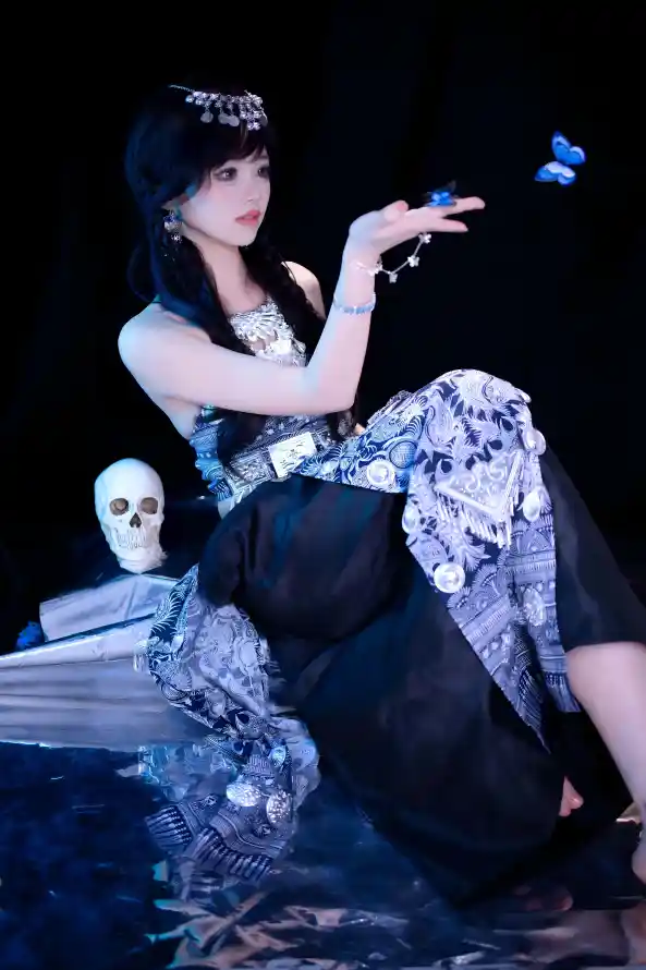 4k美女壁纸 - 苗族 - 骷髅 - 水面倒影「哲风壁纸」