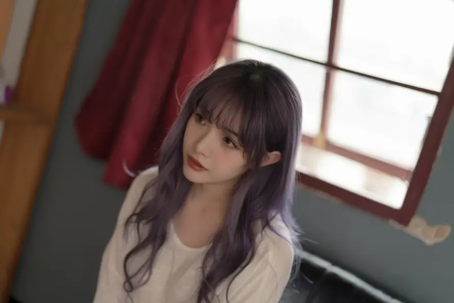 5k室内壁纸-白色上衣和居家-紫发美女壁纸推荐「哲风壁纸」