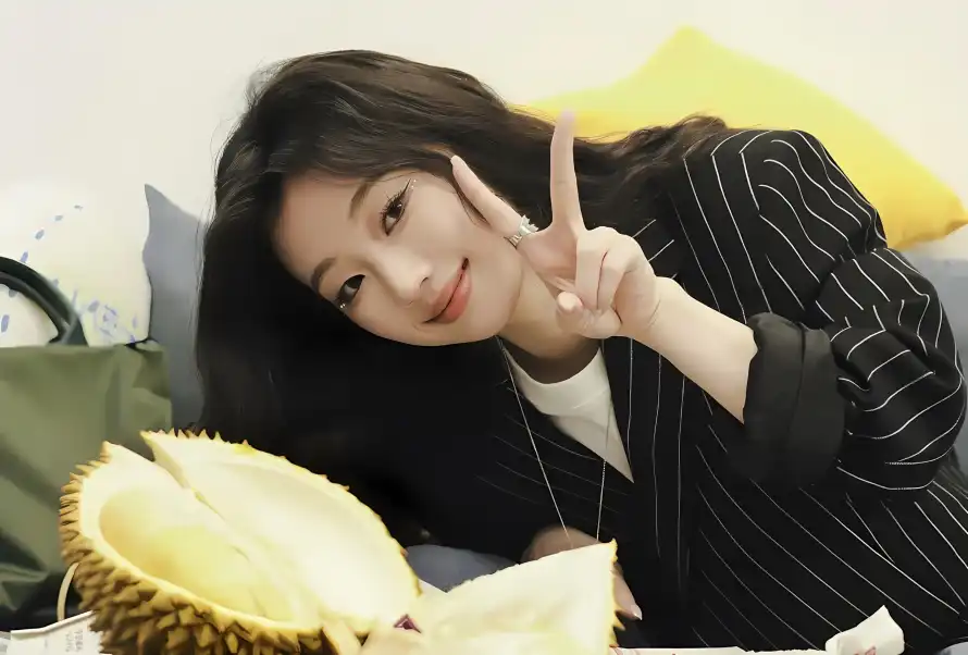 2k微笑壁纸-单依纯 - 榴莲-黑色西装壁纸推荐「哲风壁纸」