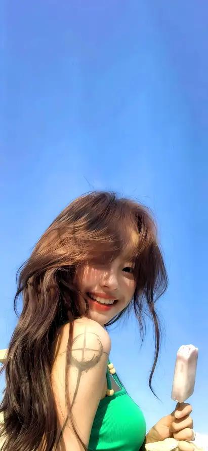 4k笑容壁纸 - 蓝天 - 长发 - 阳光「哲风壁纸」