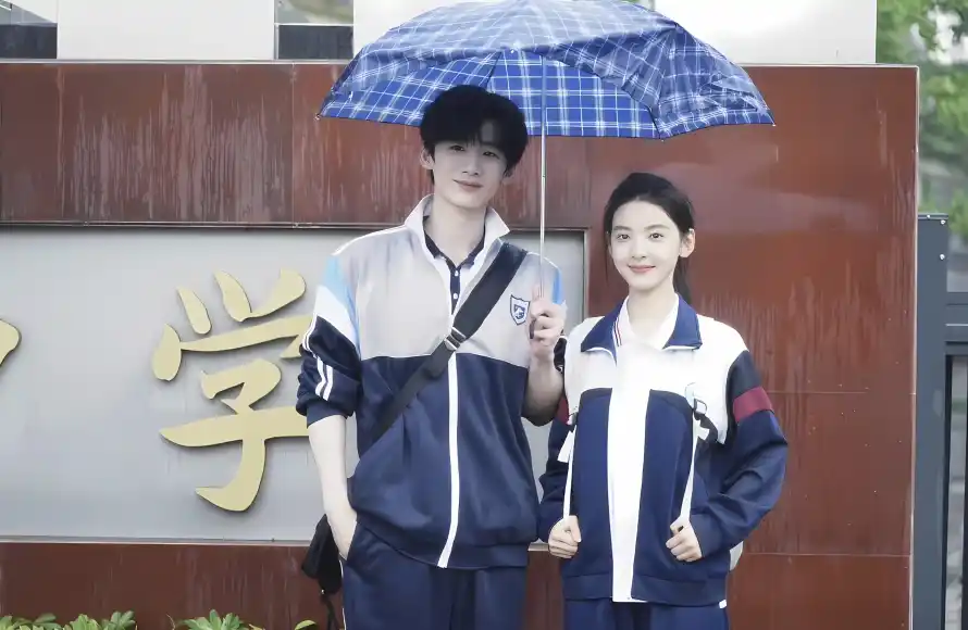 4k校园壁纸 - 校服 - 难哄 - 雨伞「哲风壁纸」