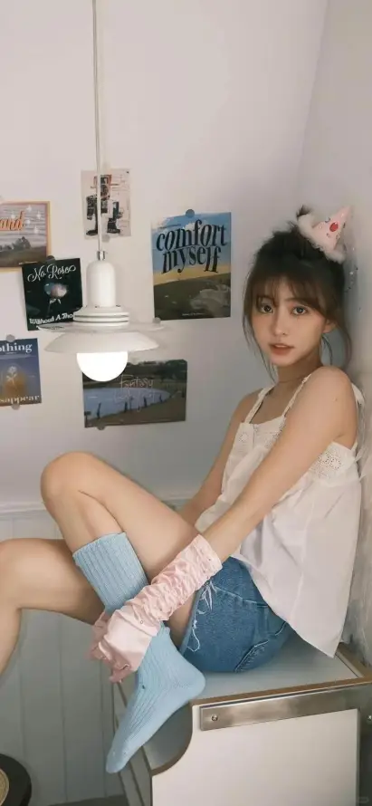 4k可爱壁纸 - 室内 - 兔耳发箍 - 牛仔短裤「哲风壁纸」