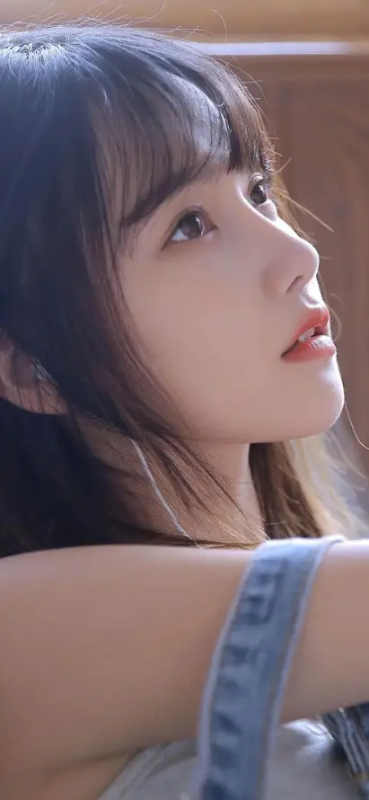 4k清新壁纸 - 温柔 - 牛仔肩带 - 美女壁纸「哲风壁纸」