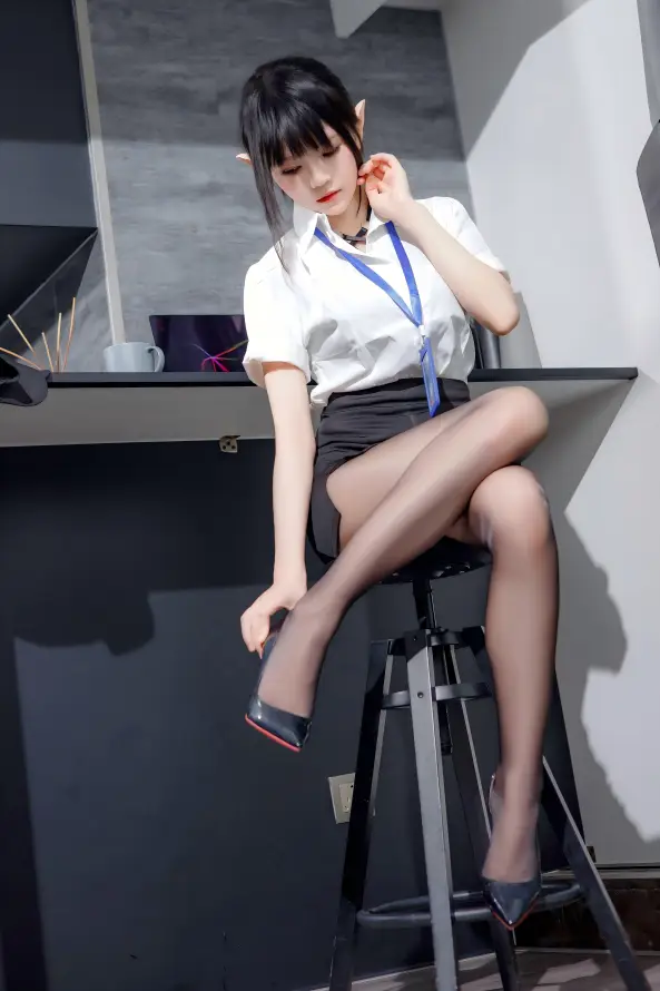 4kOL壁纸 - 坐姿 - 短发 - 黑丝「哲风壁纸」