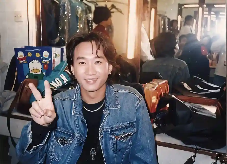 4k后台壁纸 - 帅哥 - 比耶 - 牛仔服「哲风壁纸」 4k后台壁纸 - 帅哥 - 比耶 - 牛仔服「哲风壁纸」