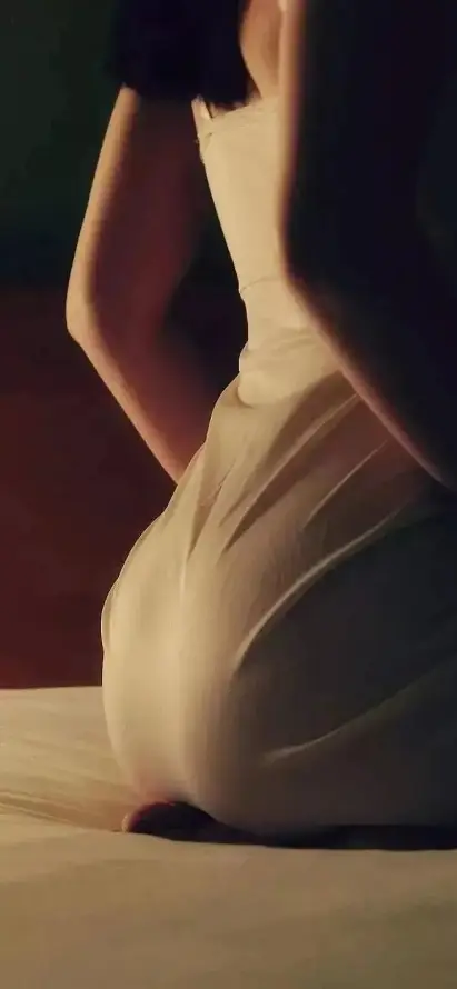 4k人物壁纸 - 坐姿 - 室内 - 美女「哲风壁纸」