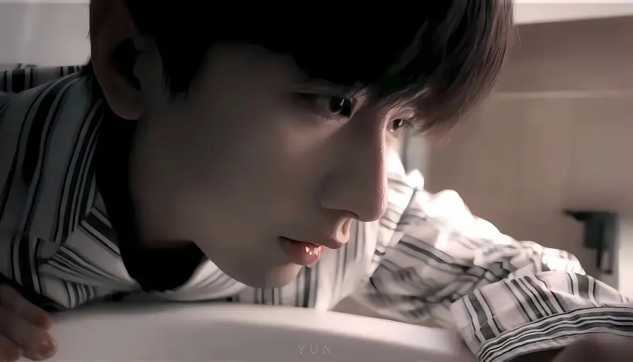 4k侧脸壁纸-条纹衣与水池-热门的壁纸「哲风壁纸」