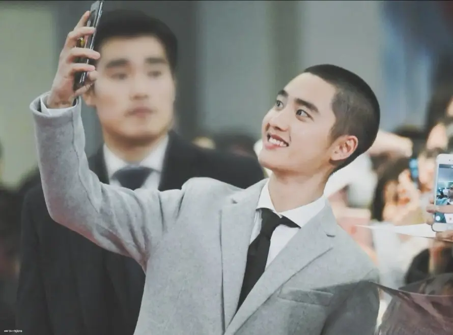 2k短发壁纸-都暻秀与自拍-D.O.壁纸推荐「哲风壁纸」