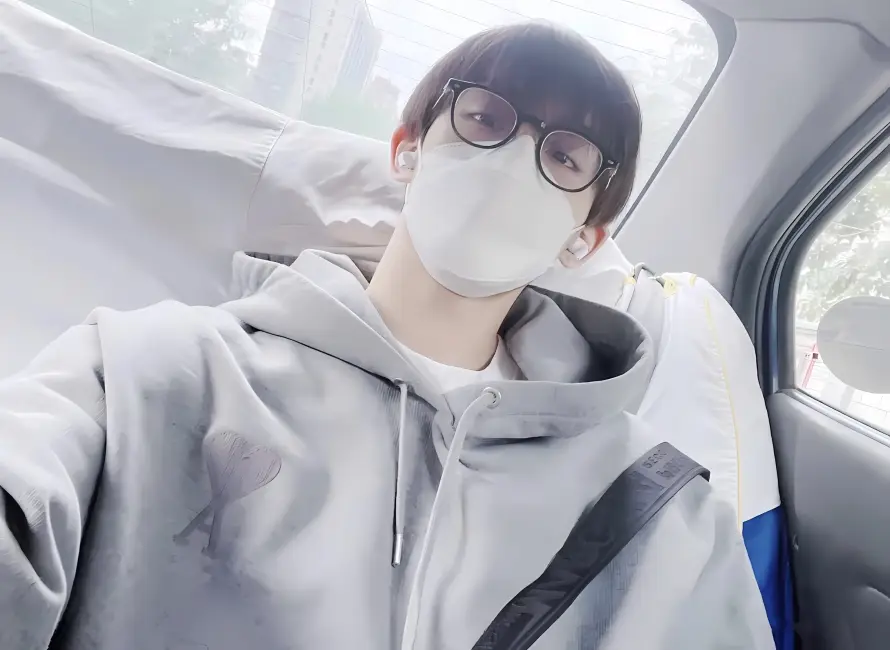 2k口罩壁纸-董思成壁纸和眼镜-休闲穿搭壁纸分享「哲风壁纸」