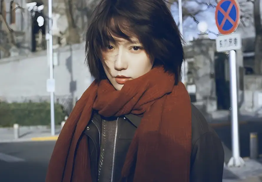 4k成果壁纸 - 户外 - 短发 - 行人「哲风壁纸」