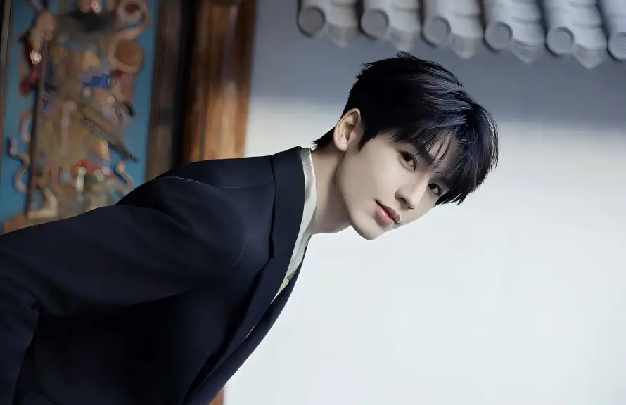 2k西装壁纸-张凌赫壁纸和中式建筑-人物写真「哲风壁纸」