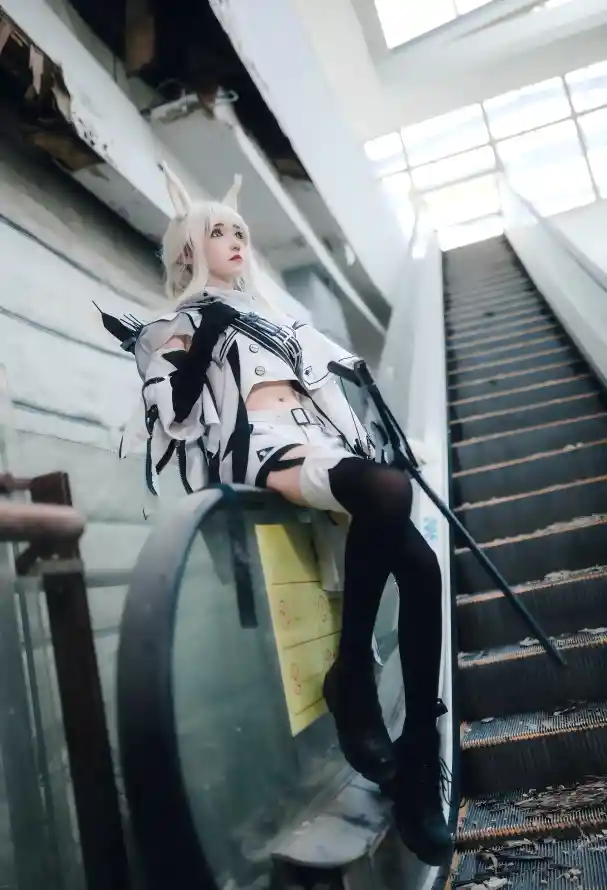 4k室内壁纸 - 服装 - 楼梯 - 白发「哲风壁纸」