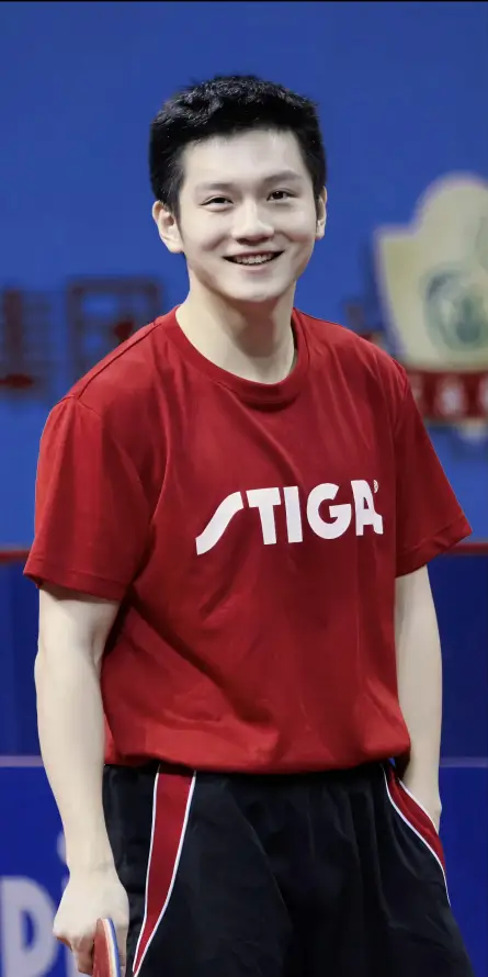 4k微笑壁纸 - 短发 - 樊振东 - 运动装「哲风壁纸」