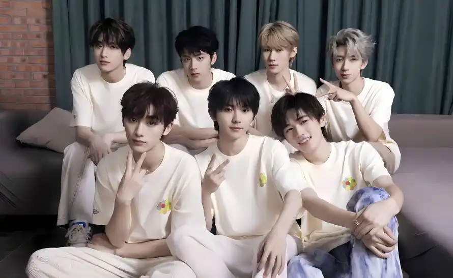 2k室内壁纸-休闲裤和抱枕-七人组合免费下载「哲风壁纸」