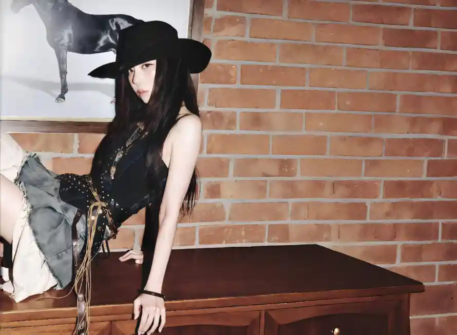 4k坐姿壁纸 - 辣妹 - 酷飒 - 长发「哲风壁纸」