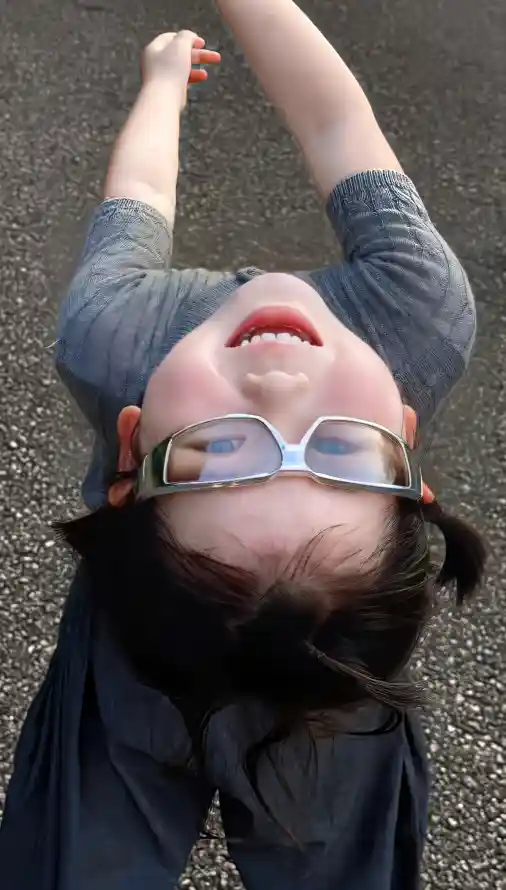 4k仰头壁纸 - 俏皮 - 可爱 - 地面「哲风壁纸」