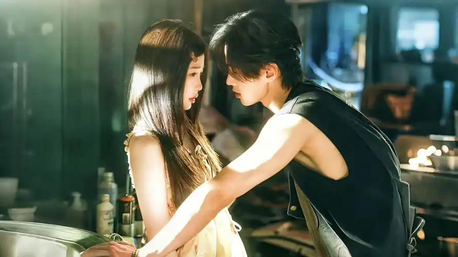 2k互动壁纸-休闲装与何与-厨房场景壁纸推荐「哲风壁纸」