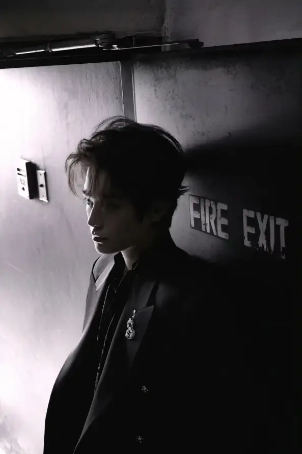 4k西装壁纸 - 光影 - 黑白 - 简约「哲风壁纸」