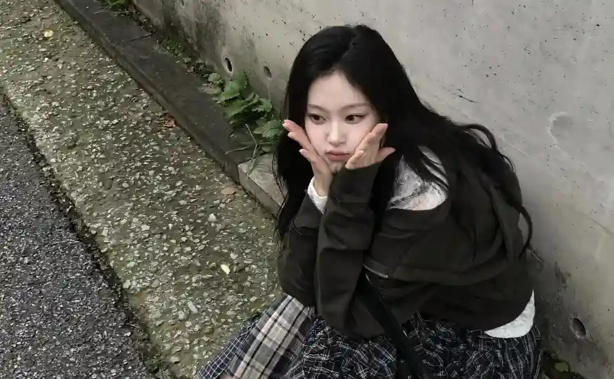 4k写真壁纸 - 坐姿 - 墙边 - 户外「哲风壁纸」